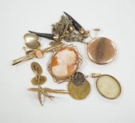 Assorted jewellery including a George III 1791 gold spade guinea (drilled), a modern 9ct gold