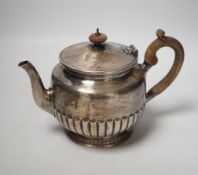 An Edwardian silver teapot by William & John Barnard, London, 1903, gross weight 21.2oz.