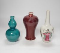 A Chinese double gourd vase, a sang de boeuf vase and a famille rose vase, 18cm high