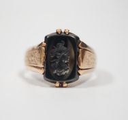 A 585 yellow metal and intaglio hematite set ring, carved with the bust of a gentleman to
