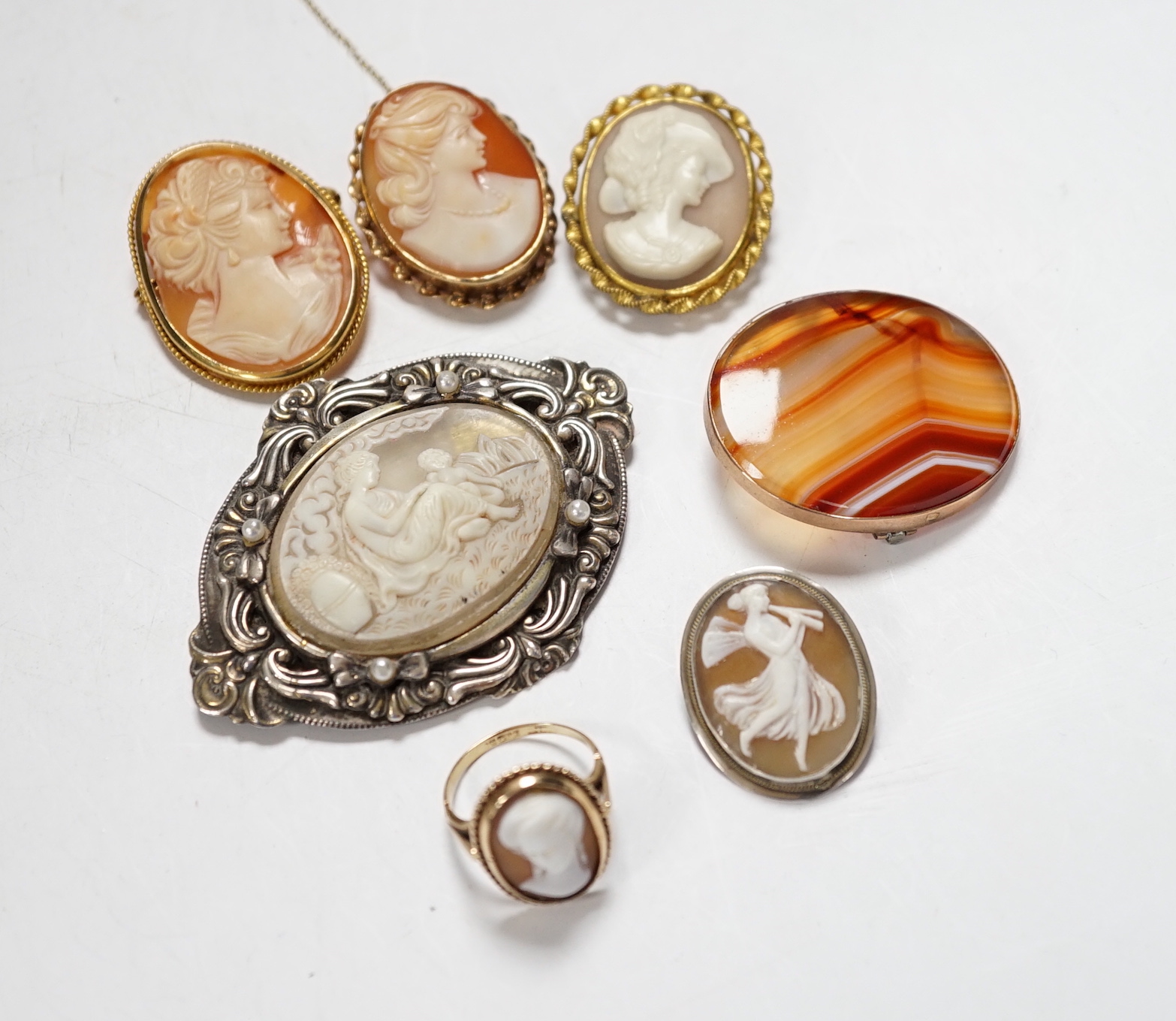 Two modern 9ct gold mounted oval cameo shell brooches, a 9ct gold and cameo shell set ring, three