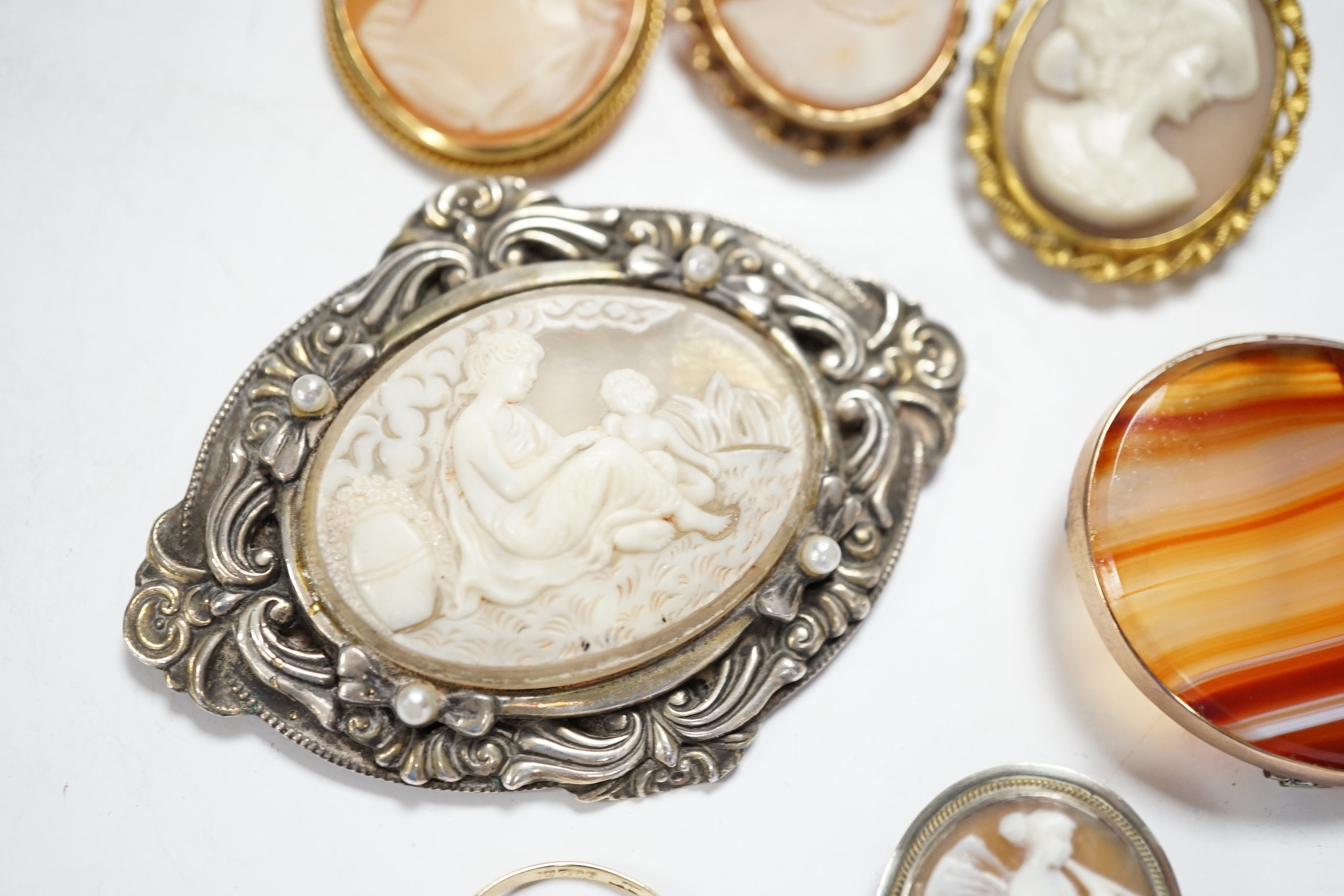 Two modern 9ct gold mounted oval cameo shell brooches, a 9ct gold and cameo shell set ring, three - Image 4 of 5