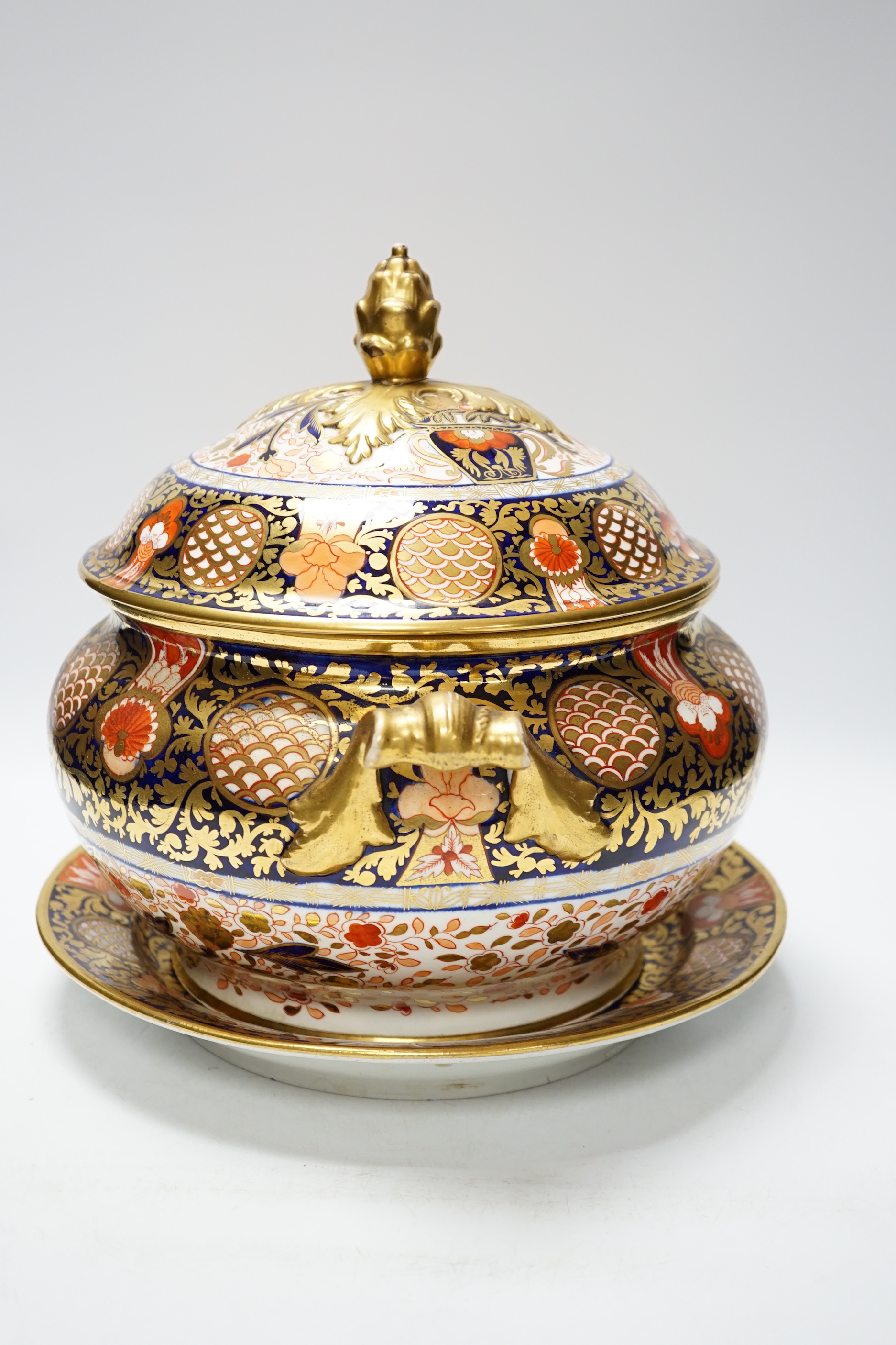 A soup tureen on stand with cover, ‘Japan pattern’, 29cm high - Image 3 of 7