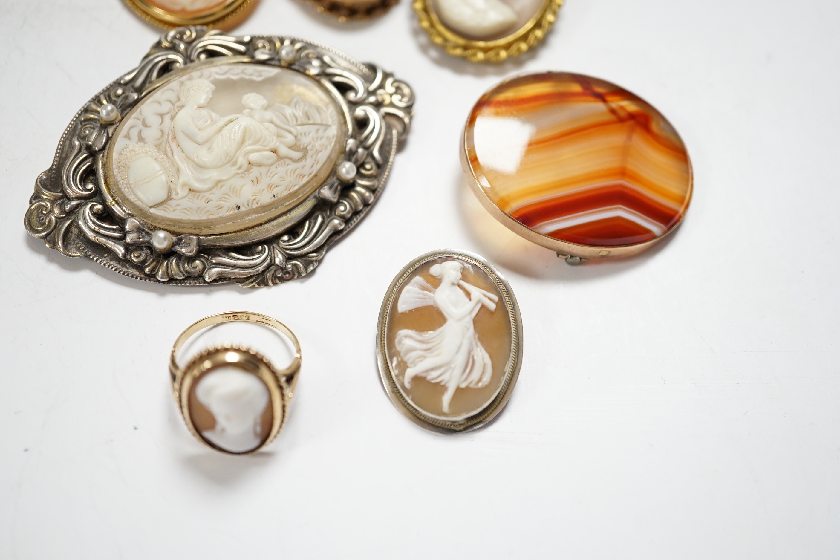 Two modern 9ct gold mounted oval cameo shell brooches, a 9ct gold and cameo shell set ring, three - Image 3 of 5