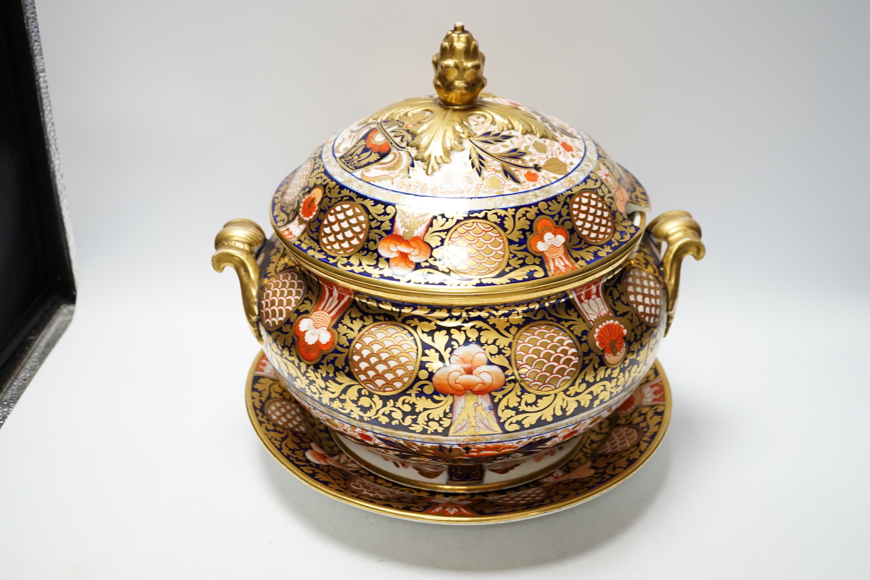 A soup tureen on stand with cover, ‘Japan pattern’, 29cm high - Image 2 of 7