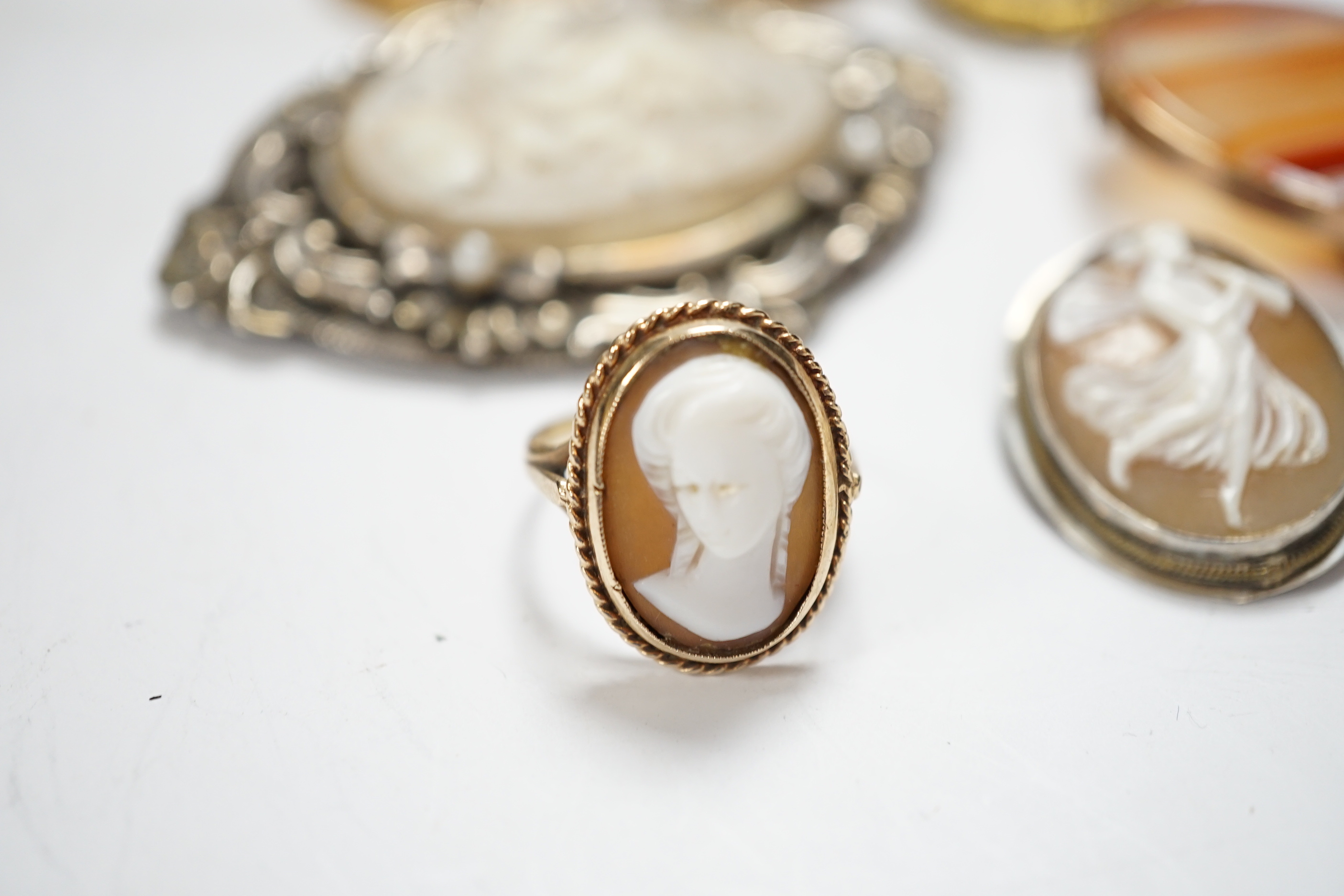 Two modern 9ct gold mounted oval cameo shell brooches, a 9ct gold and cameo shell set ring, three - Image 5 of 5