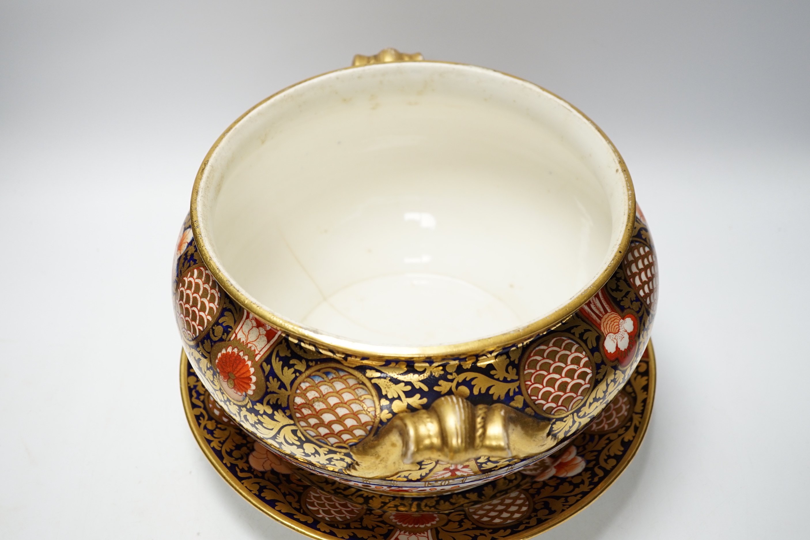 A soup tureen on stand with cover, ‘Japan pattern’, 29cm high - Image 5 of 7