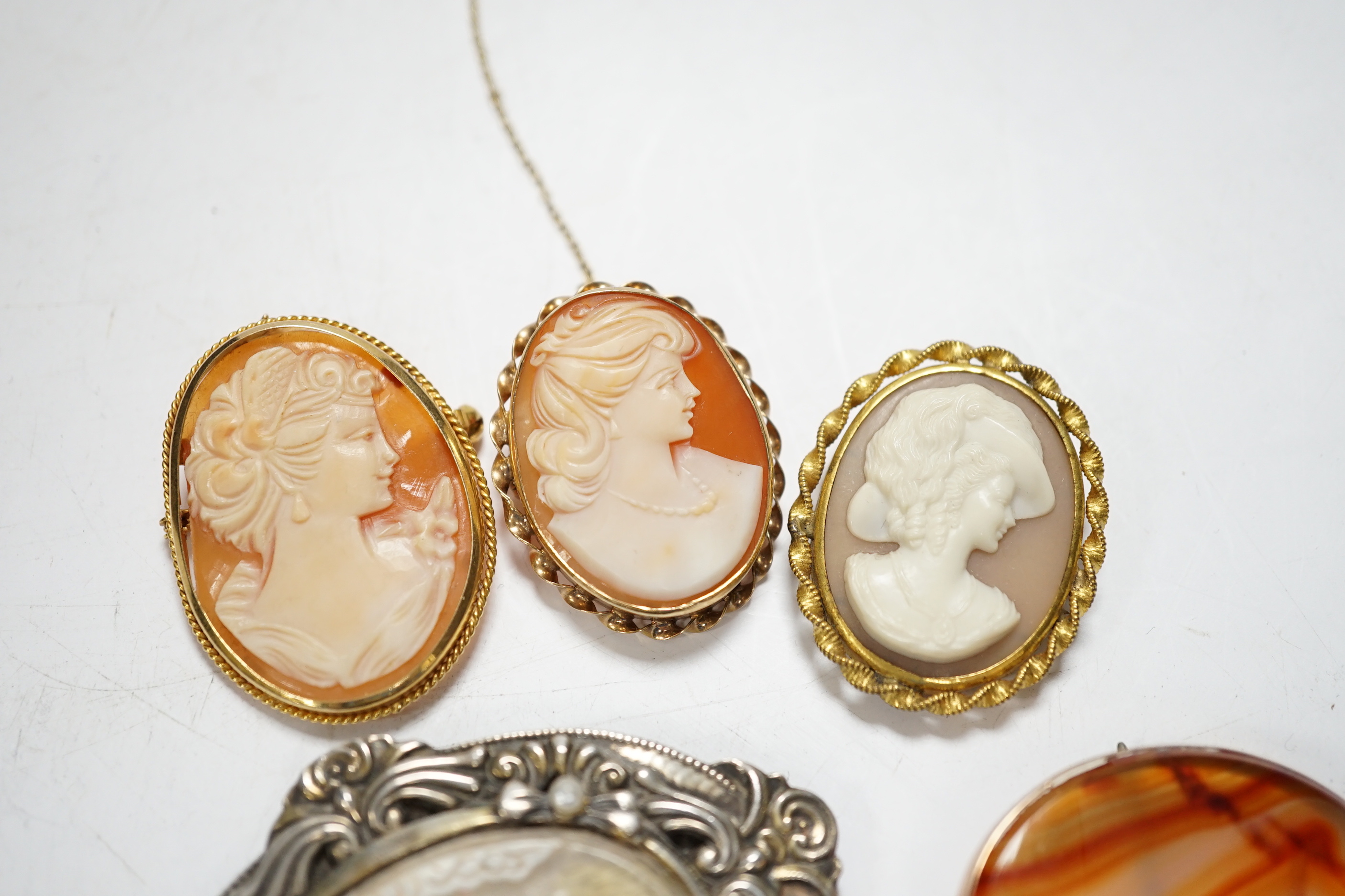 Two modern 9ct gold mounted oval cameo shell brooches, a 9ct gold and cameo shell set ring, three - Image 2 of 5