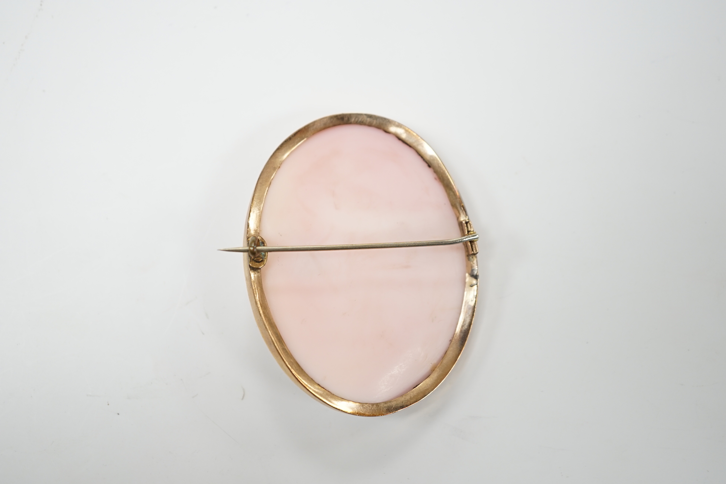 A yellow metal mounted oval cameo brooch, 6cm - Image 4 of 4