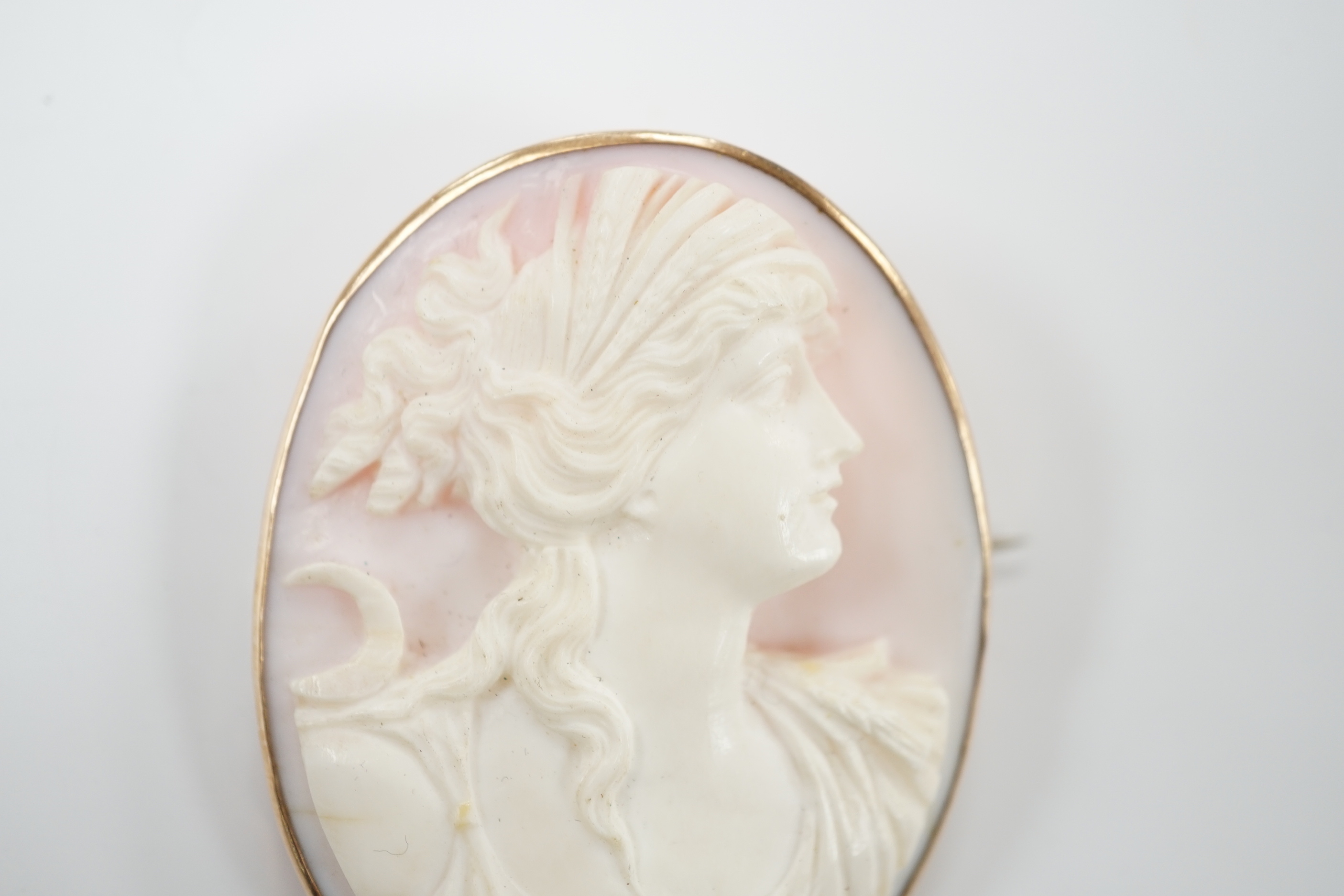 A yellow metal mounted oval cameo brooch, 6cm - Image 2 of 4