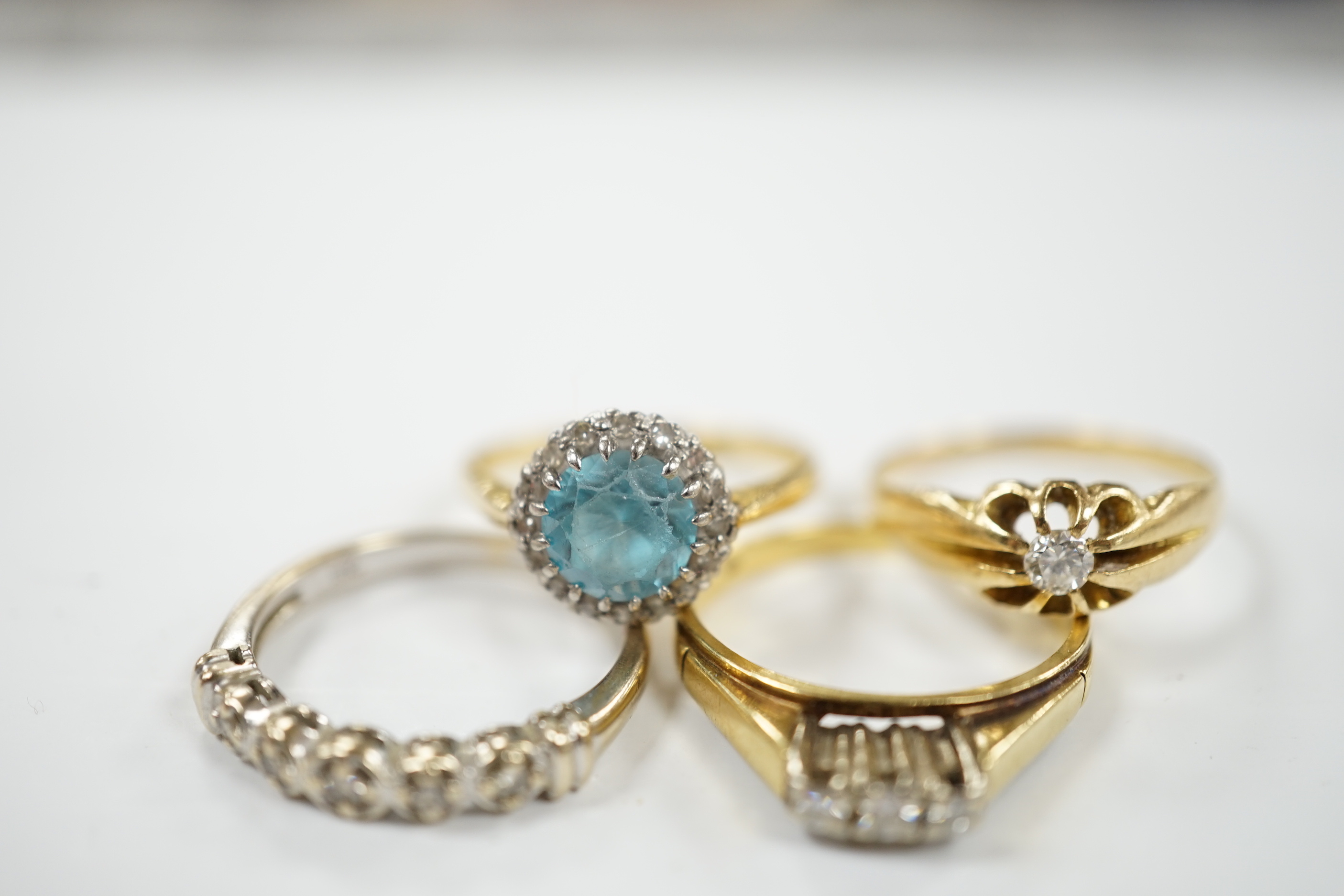 Three assorted 18ct and gem set dress rings, including blue zircon and diamond chip and claw set - Image 5 of 7