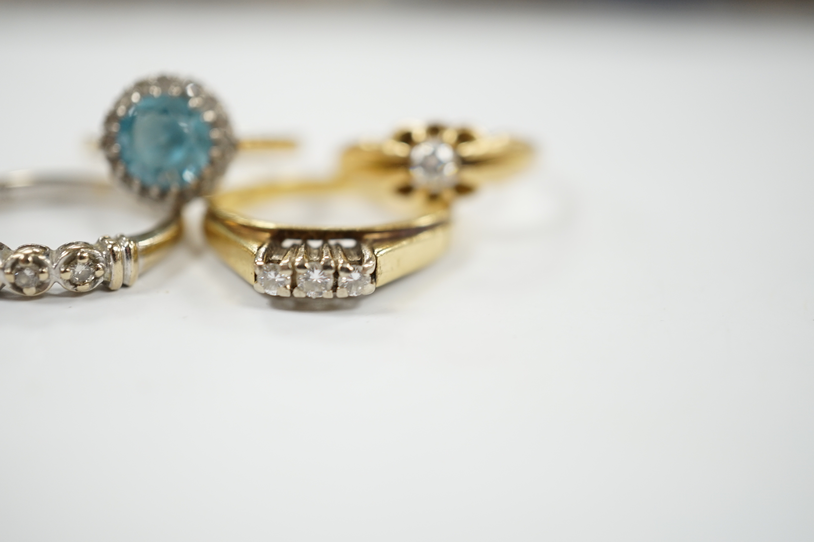 Three assorted 18ct and gem set dress rings, including blue zircon and diamond chip and claw set - Image 3 of 7