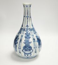 An early 17th century Chinese kraak blue and white bottle vase, 28.5cm
