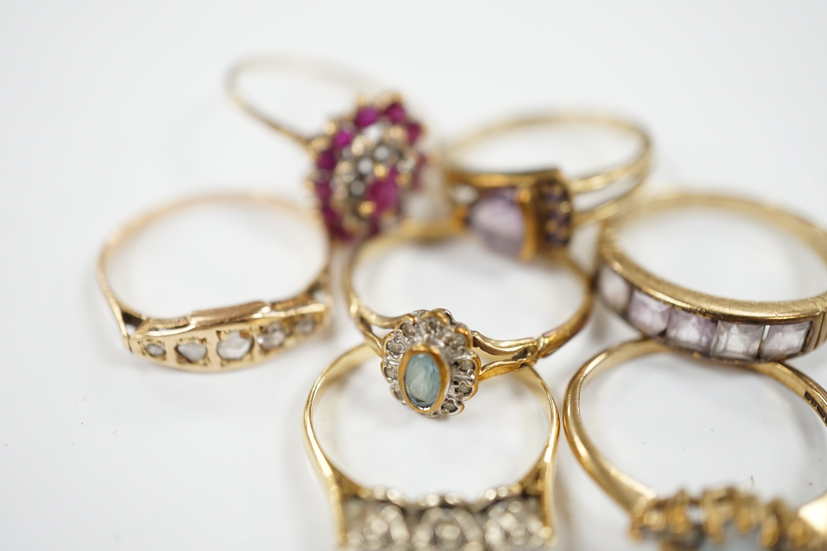 Seven assorted mainly modern 9ct gold and gem set dress rings, including three stone diamond and - Image 4 of 7