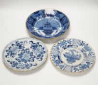 Three 18th century Delft blue and white floral dishes, 26cm in diameter