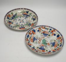 Two Chinese wucai dishes, Kangxi period, 28cm diameter