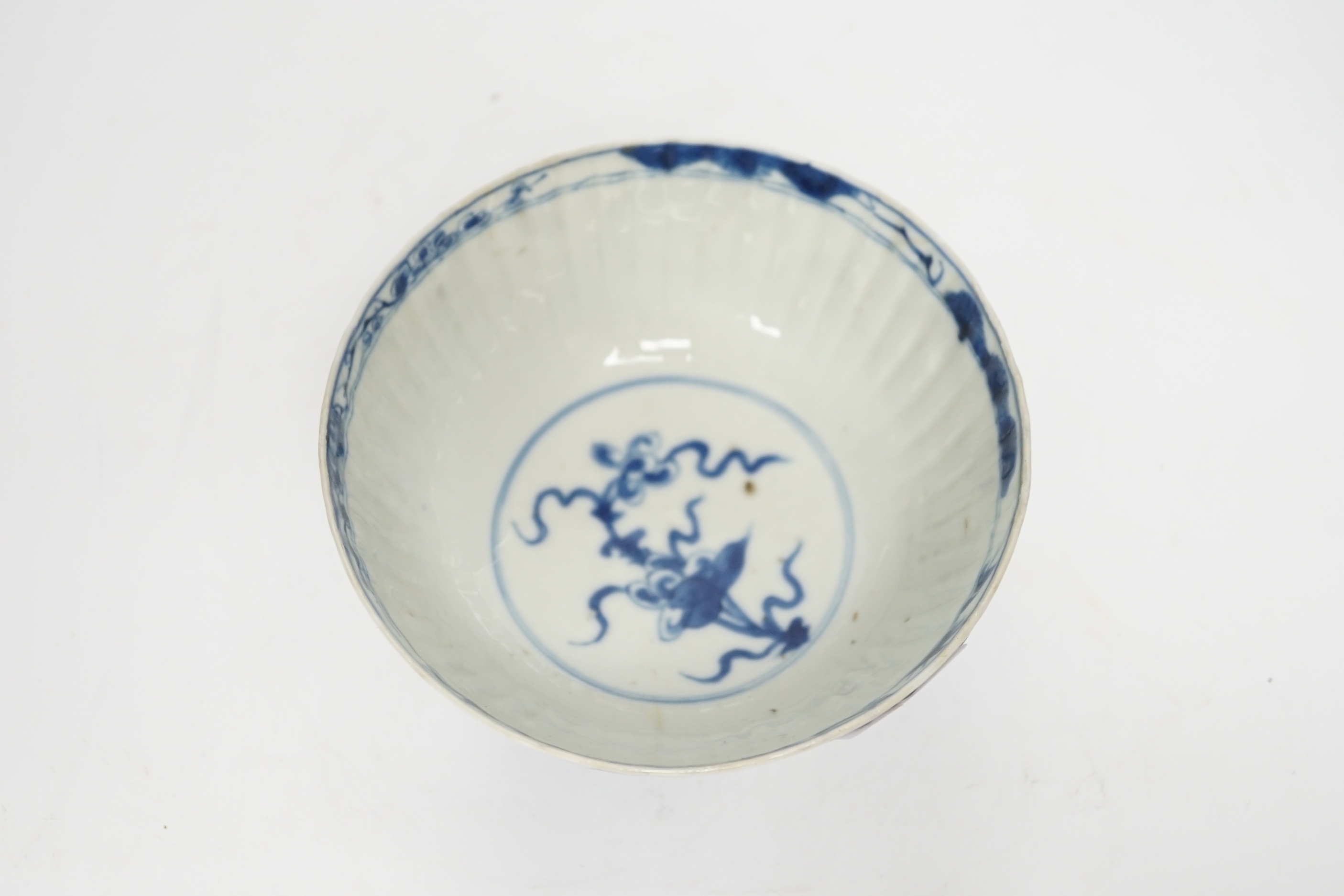 A Chinese Kangxi blue and white bowl, diameter 15cm - Image 4 of 5