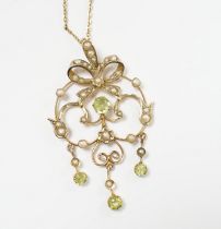 An Edwardian 9ct, peridot and seed pearl cluster set drop pendant, 47mm, on a gilt metal chan.