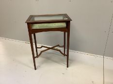 An Edwardian satinwood banded mahogany bijouterie table, width 54cm, depth 36cm