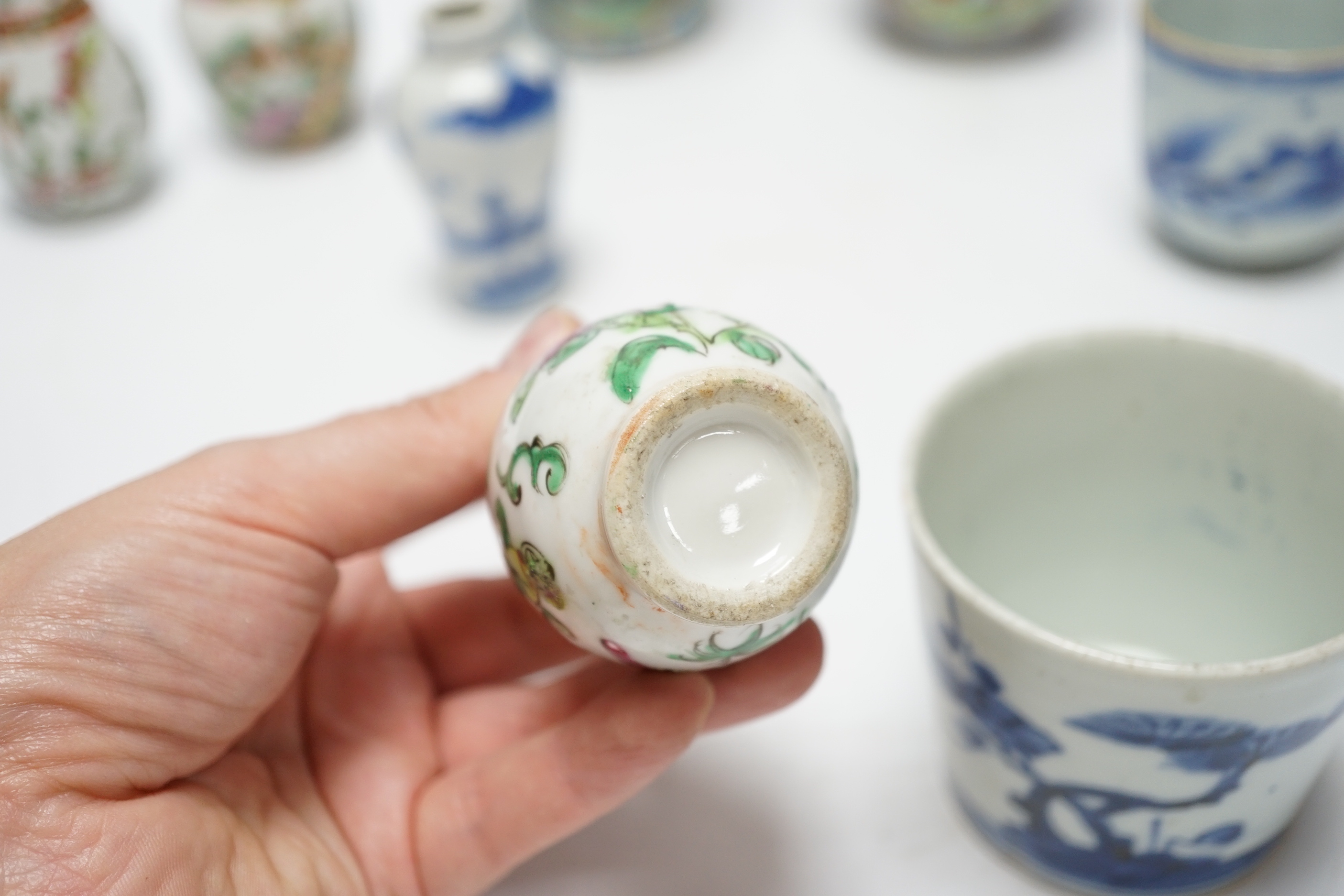 A group of Chinese famille rose small vases and blue and white items, late 19th/early 20th - Image 6 of 10