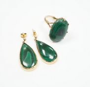 A 9ct and oval cut malachite set dress ring and pair of matching drop earrings, ring size P, gross