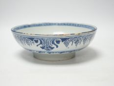An early 18th century Delft blue and white bowl, 20cm diameter