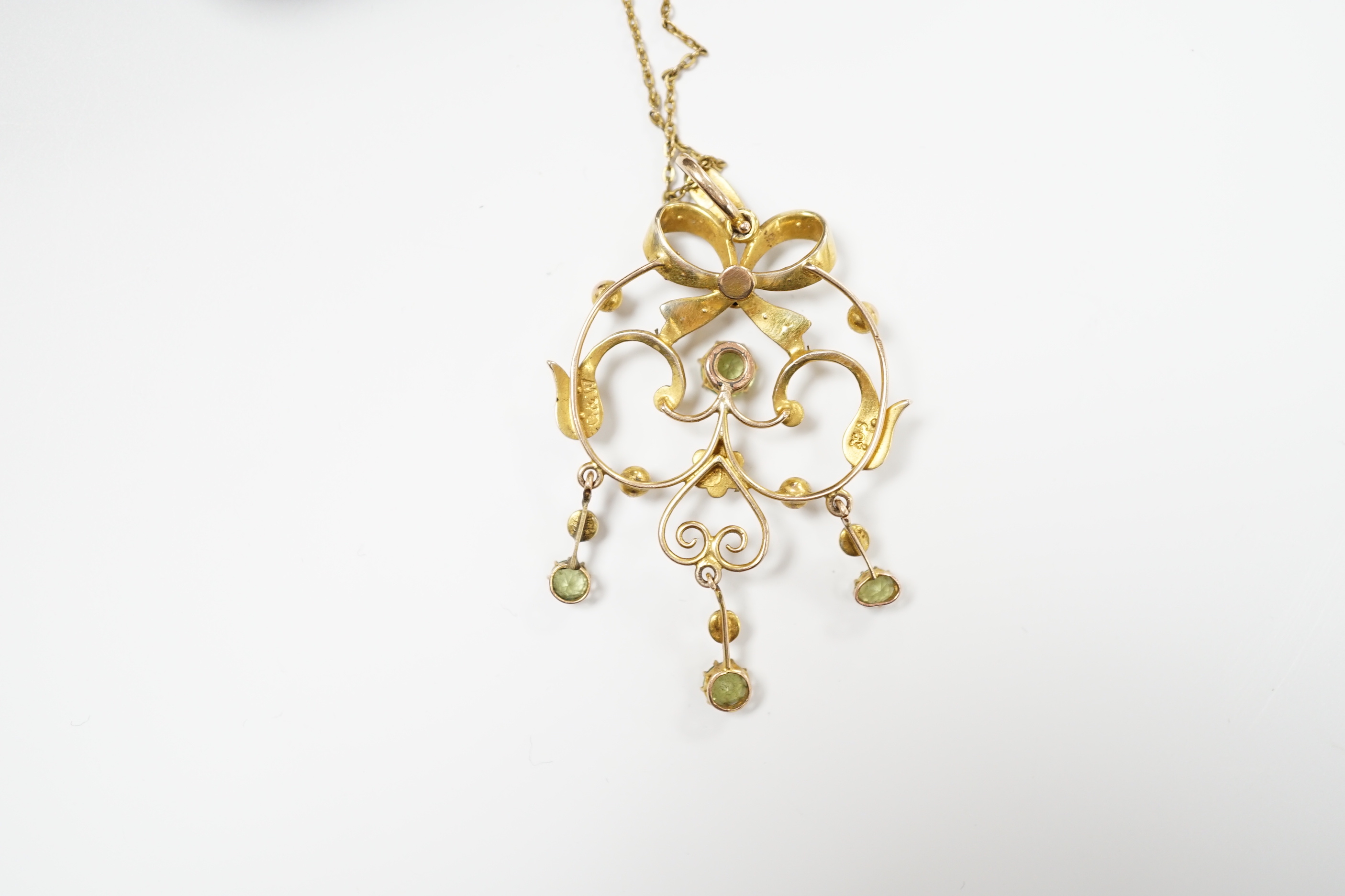 An Edwardian 9ct, peridot and seed pearl cluster set drop pendant, 47mm, on a gilt metal chan. - Image 3 of 3