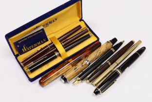 A group of various ball point and fountain pens including a Montblanc Meisterstuck 446, Parker,