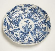 A Chinese blue and white octagonal dish, Kangxi period, 27cm
