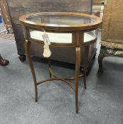 An Edwardian marquetry inlaid oval mahogany bijouterie table, width 61cm, depth 41cm, height 77cm