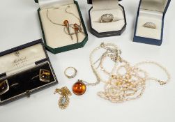A quantity of assorted jewellery, including two modern 9ct and gem set rings, freshwater pearl