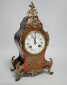 A 19th century French red boulle mantel clock, 31.5cm