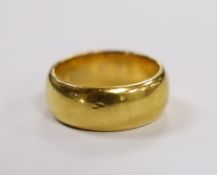 An Edwardian 22ct gold wedding band, size N, 12.5 grams.