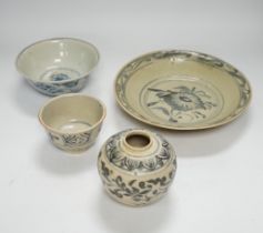 An Annamese dish, two bowls, a jar and a dish, 15th/16th century, 23cm diameter