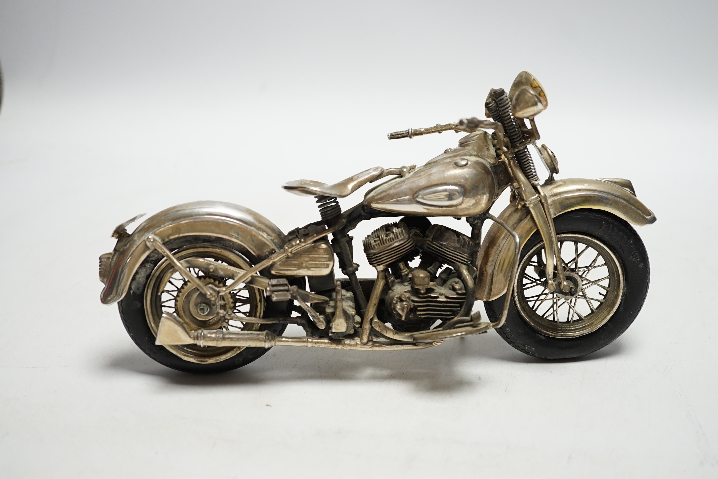 A late 1990's part silver miniature model of a Harley Davidson motor bike, Casa Julia International, - Bild 4 aus 4