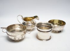 Two silver sugar bowls, London, 1877 and London, 1904, the latter with ring handles, diameter 10.
