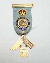A cased 1930's part 15ct gold and enamelled Masonic jewel, 87mm, gross weight 29.1 grams.