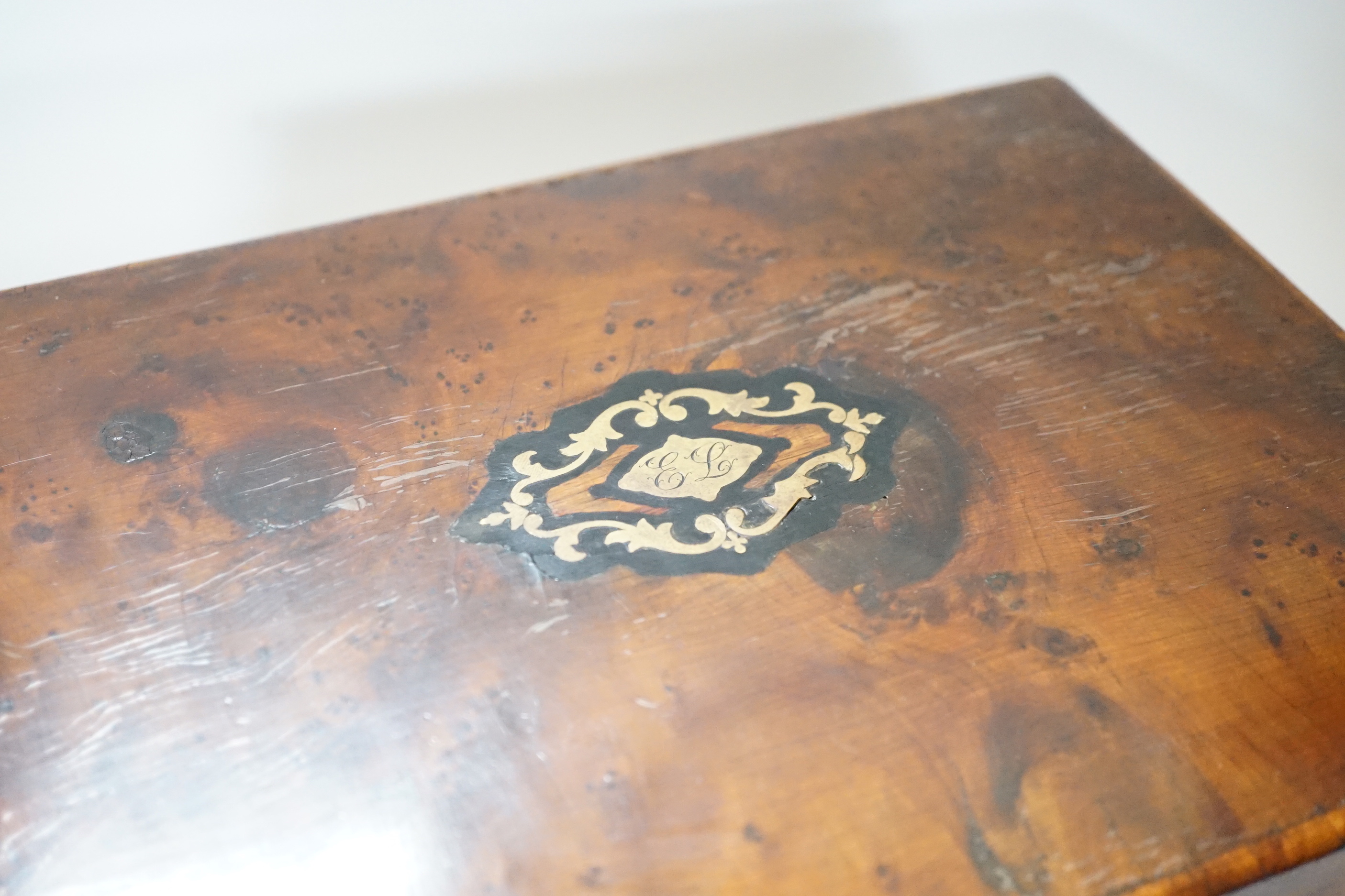 A Late 19th century burr yew and brass inlaid jewellery box, with lift out compartment and key, 28cm - Image 2 of 5