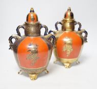 A pair of Masons Ironstone red, blue and gilt chinoiserie lidded vases, early 20th century, 25cm