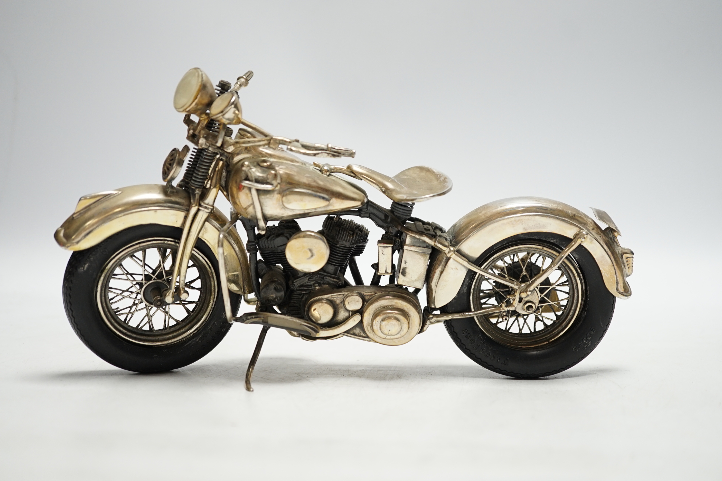 A late 1990's part silver miniature model of a Harley Davidson motor bike, Casa Julia International, - Bild 2 aus 4