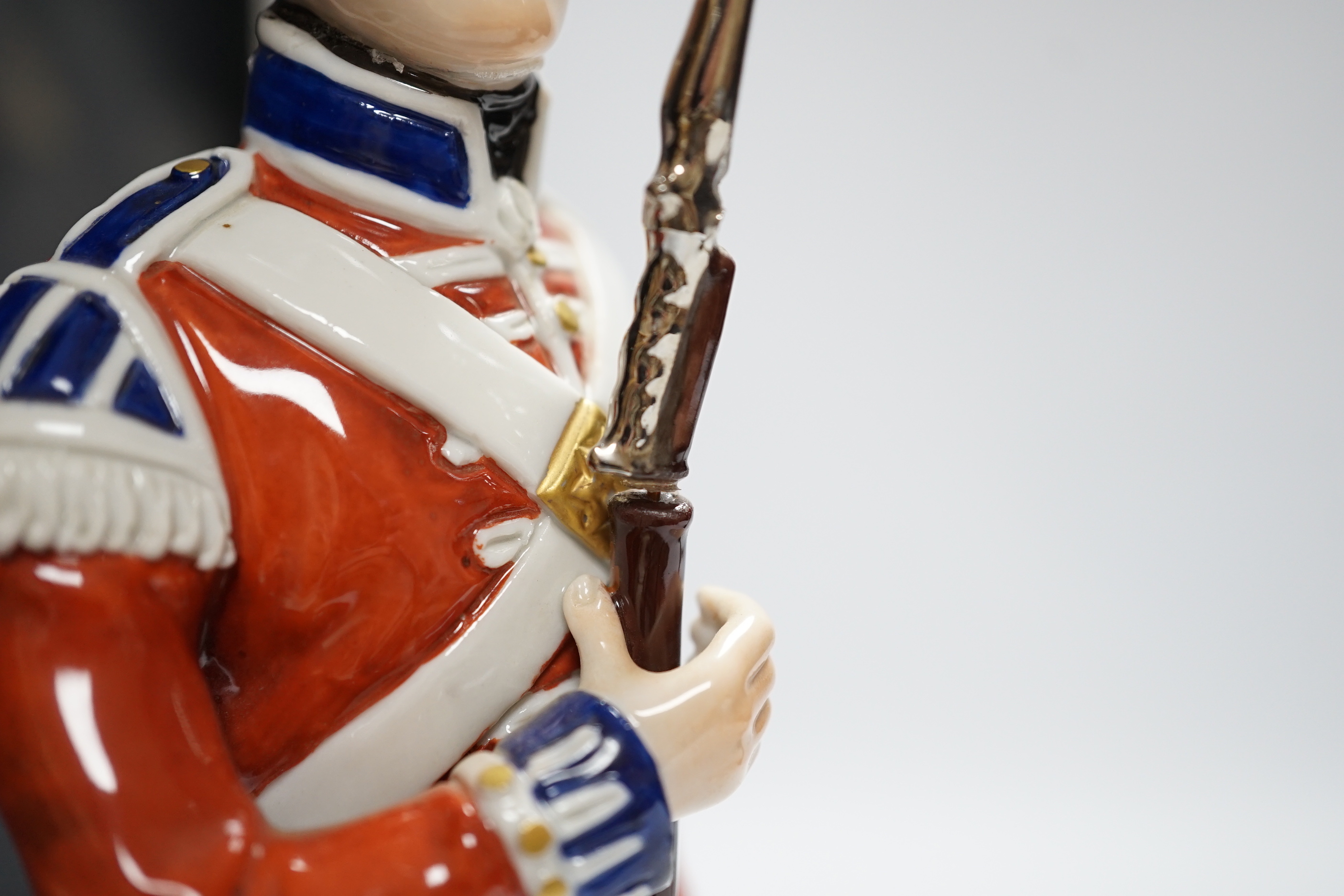 Two Sitzendorf figures - Coldstream Guards 1832 and 3rd Regt. Grenadier Guards, 30cm - Image 5 of 5