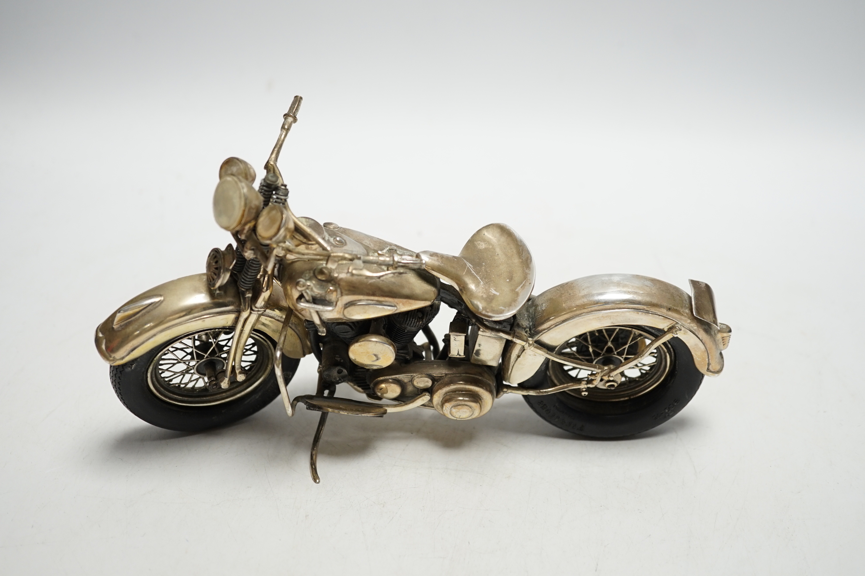 A late 1990's part silver miniature model of a Harley Davidson motor bike, Casa Julia International, - Bild 3 aus 4