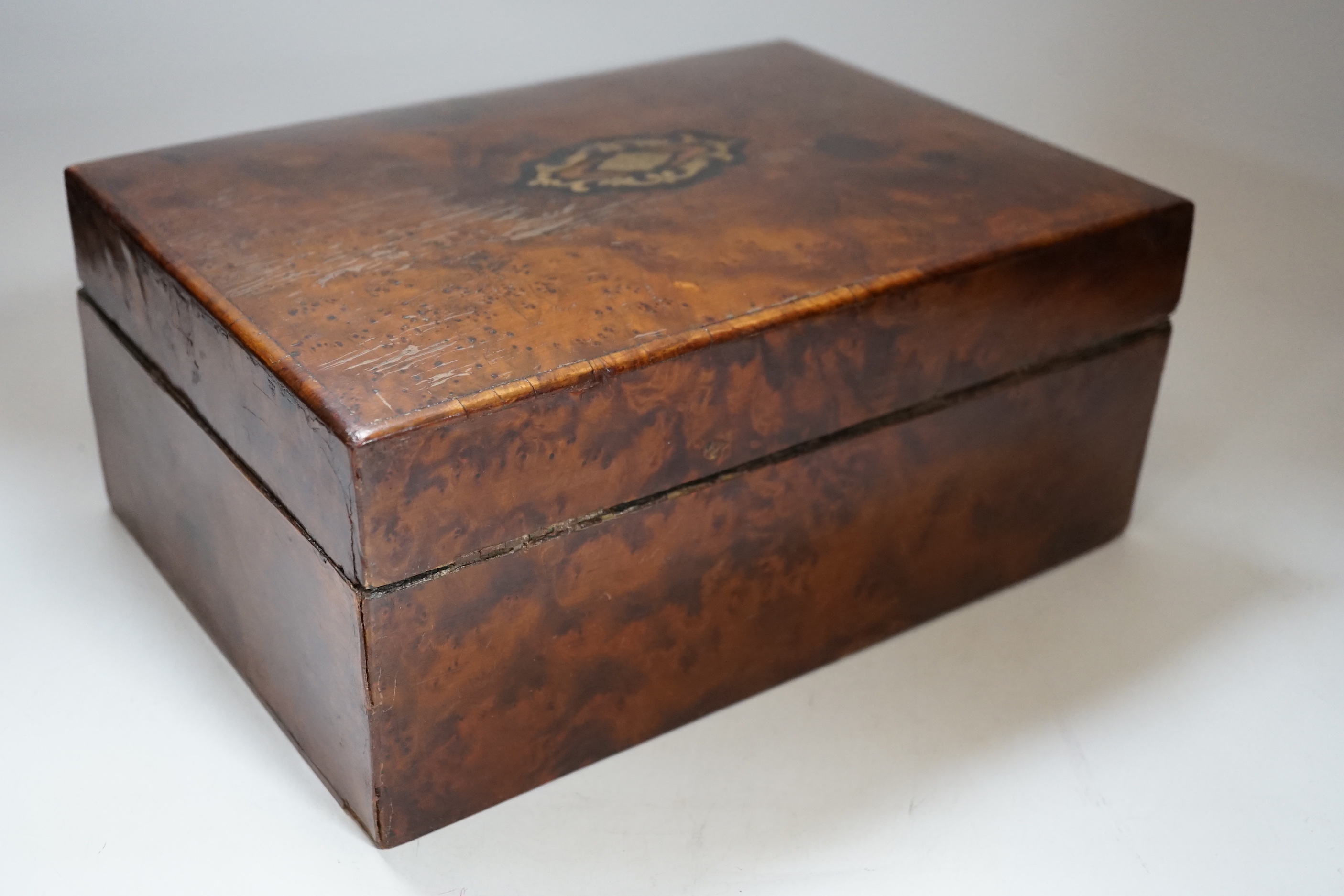 A Late 19th century burr yew and brass inlaid jewellery box, with lift out compartment and key, 28cm - Image 5 of 5
