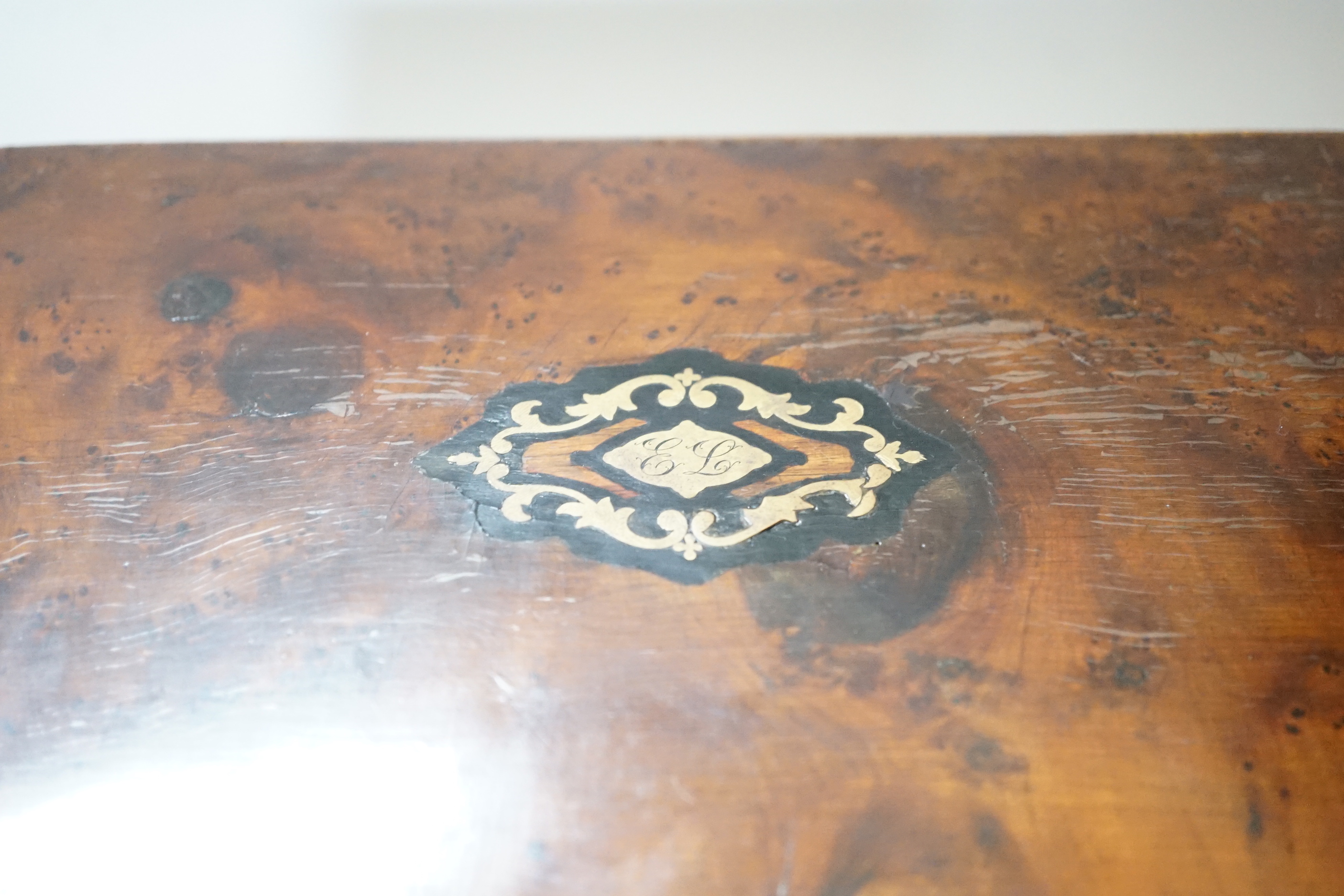 A Late 19th century burr yew and brass inlaid jewellery box, with lift out compartment and key, 28cm - Image 3 of 5