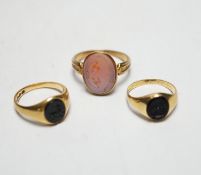 A Victorian yellow metal and sardonyx set oval seal ring, the matrix carved with two birds and
