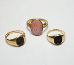 A Victorian yellow metal and sardonyx set oval seal ring, the matrix carved with two birds and
