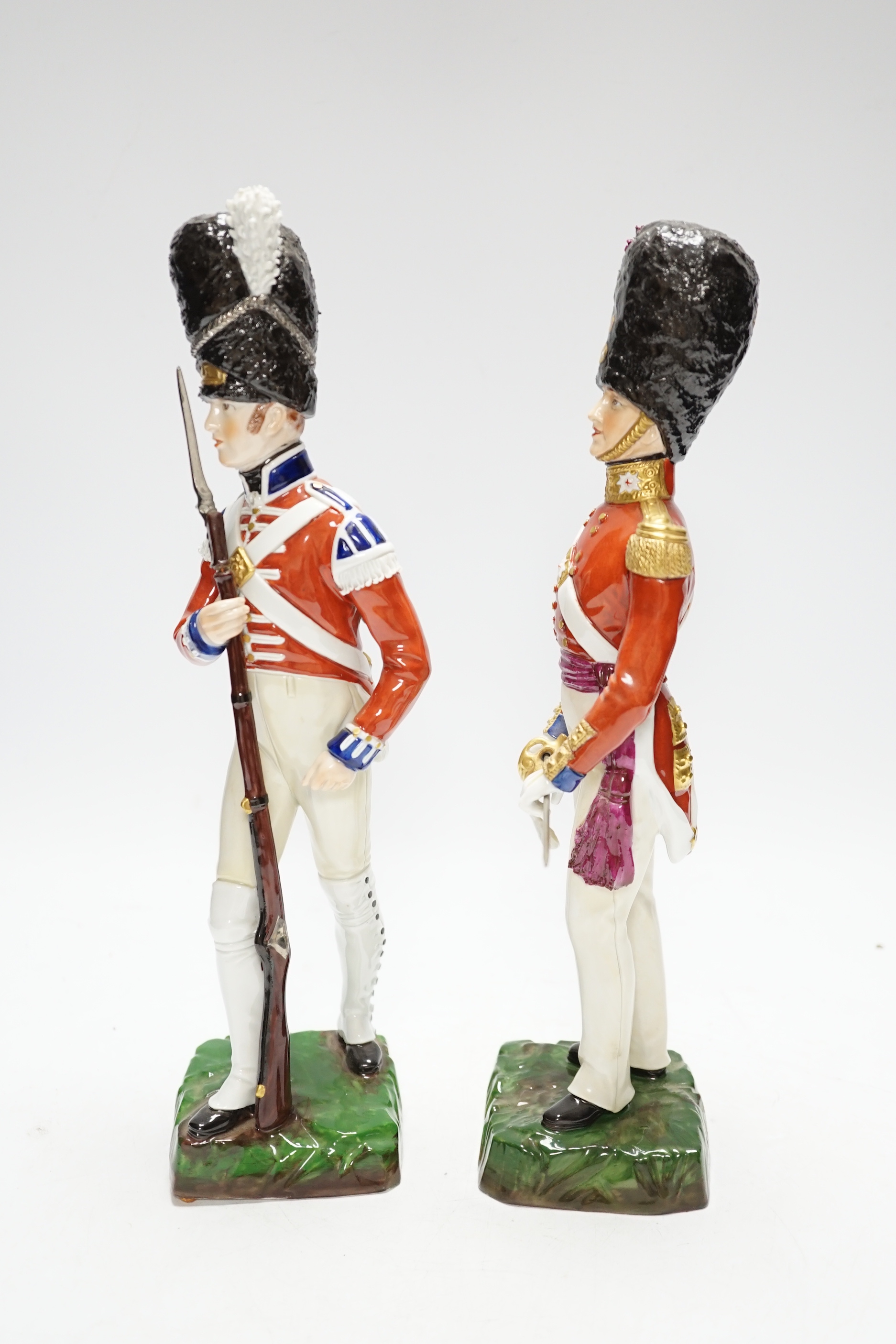 Two Sitzendorf figures - Coldstream Guards 1832 and 3rd Regt. Grenadier Guards, 30cm - Image 2 of 5