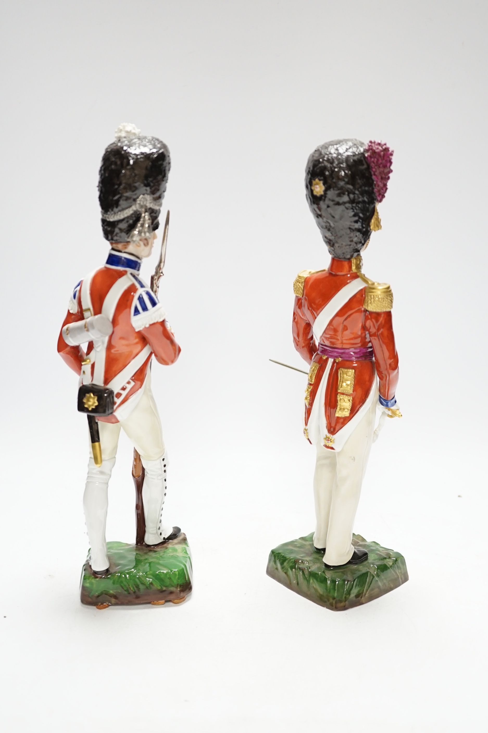 Two Sitzendorf figures - Coldstream Guards 1832 and 3rd Regt. Grenadier Guards, 30cm - Image 3 of 5