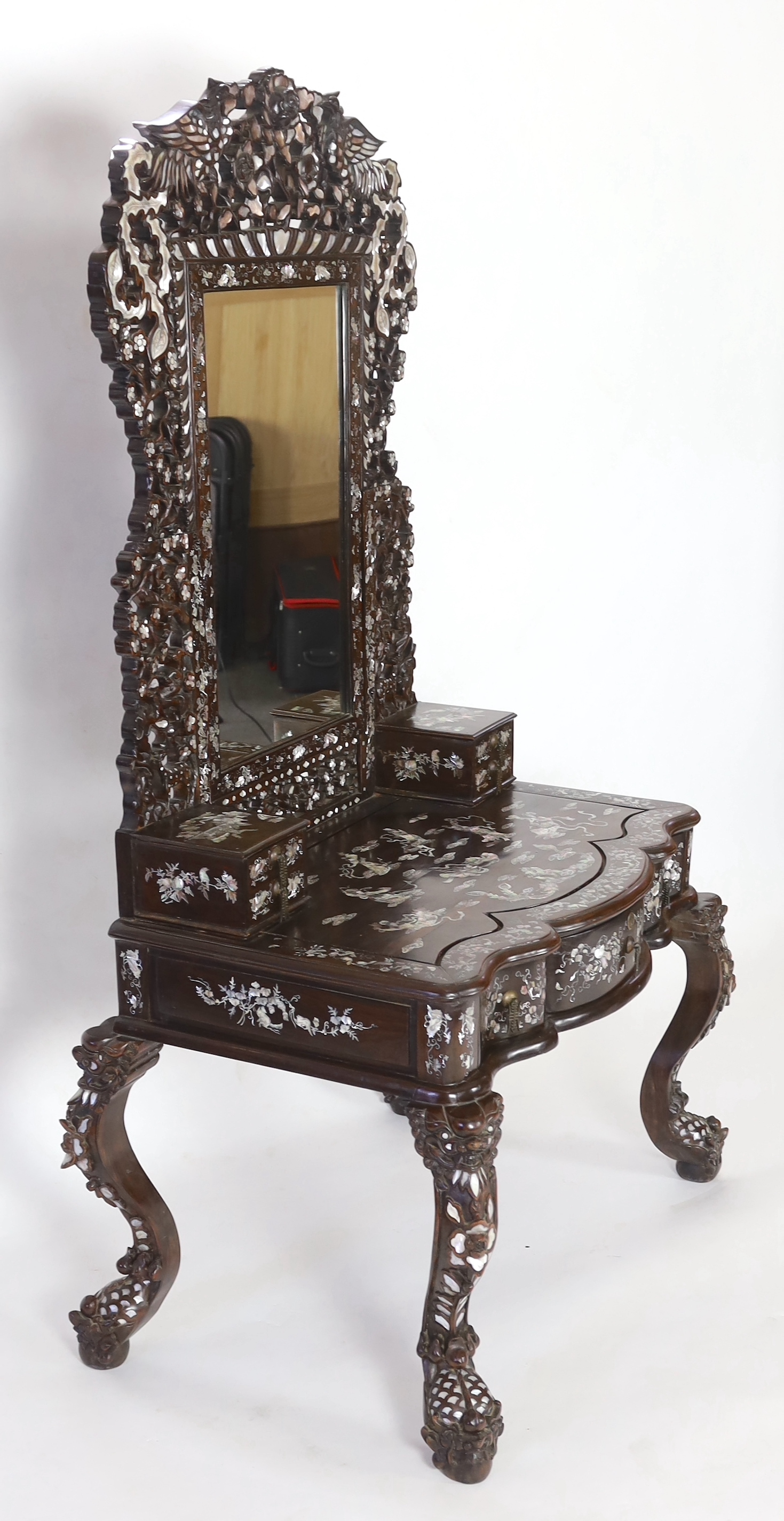 An impressive Chinese hongmu and mother of pearl inlaid dressing table, mid 20th century, the mirror - Image 4 of 4