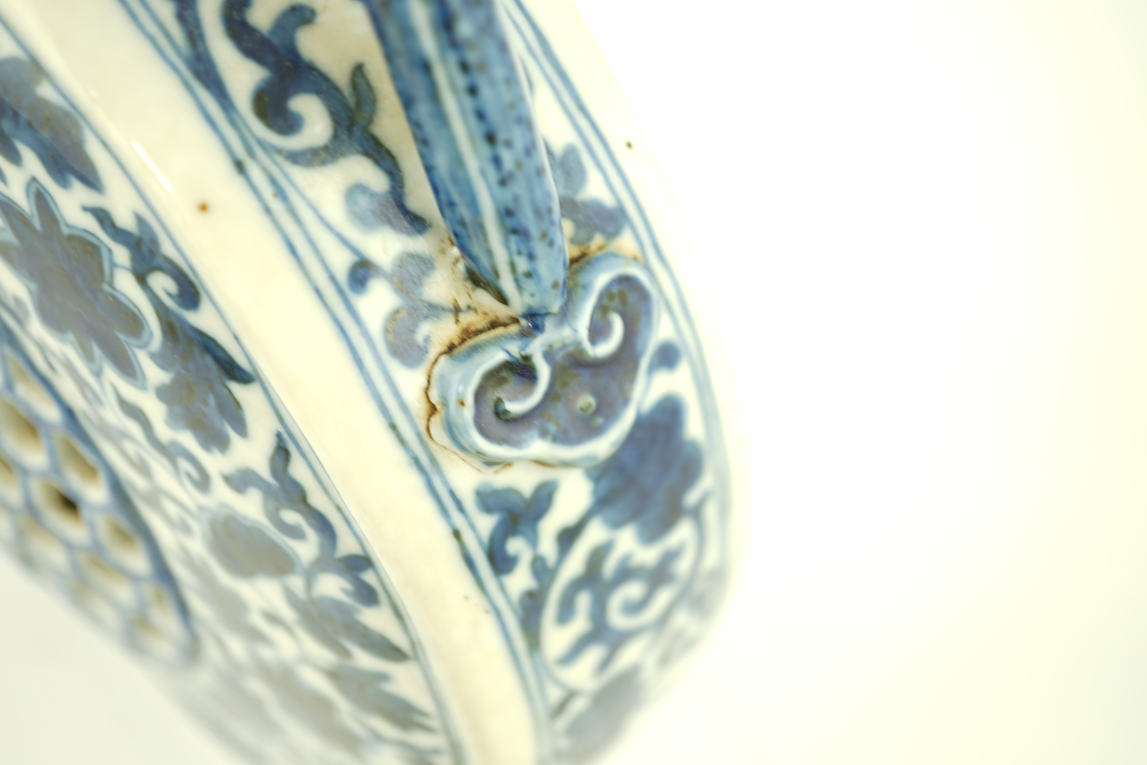 A Chinese blue and white moonflask, Daoguang six character mark and of the period, with honeycomb - Image 5 of 9